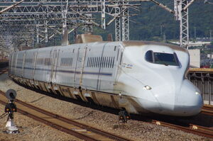 福山駅を通過するN700系7000番台(S7編成)