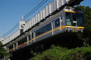 湘南深沢～西鎌倉間の直線区間を走る5000系(5607編成)