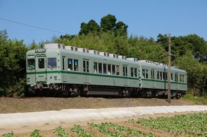 キャベツ畑の中を走る銚子電鉄22000形(22007編成)