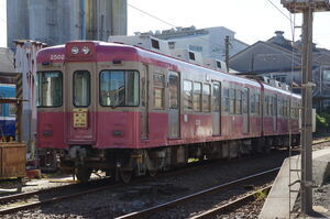 停車中の2000形(2002編成)