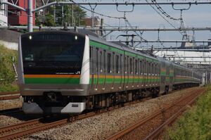 新子安駅付近の直線区間を走行するE233系3000番台(U621編成)