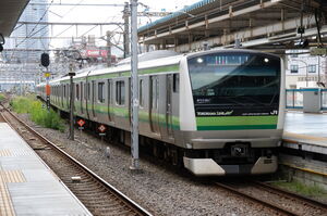 東神奈川駅のホームに到着するE233系6000番台(H012編成)