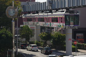 大船駅東口交通広場に進入する5000系(5609編成)