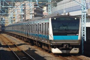 新杉田駅付近の直線区間を行くE233系1000番台(サイ121編成)