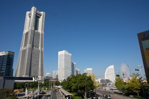 横浜ランドマークタワーとみなとみらいの風景