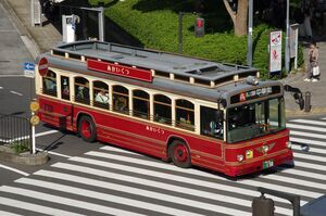 あかいくつバスの屋根と非公式側側面