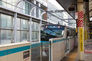 桜木町駅を発車するE233系