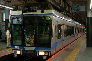 旧デザイン行先サボ・賀正HMを装着した5000系(5603編成)