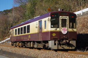 直線区間を走るわたらせ渓谷鐵道WKT-520形(WKT-521)