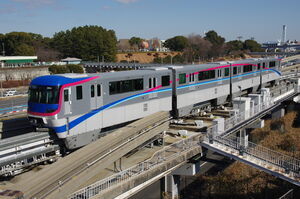 万博記念公園駅手前を走る大阪モノレール3000系(第54編成)