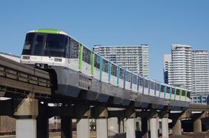 かもめ橋付近の緩やかなカーブを走る1000形(1043編成)
