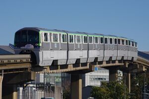 天空橋～羽田空港第3ターミナル間の坂道を下る10000形(10031編成・キキ＆ララモノレール)