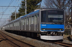 僅かにカーブした直線区間を走る東武鉄道60000系(61603編成)