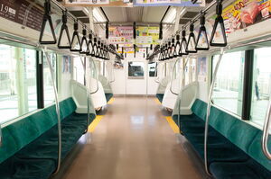 横浜線用E233系6000番台の車内