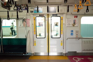 横浜線用E233系6000番台の車内(ドア付近)