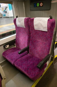 E233系3000番台のグリーン車1階席の座席