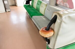 手すりにはめ込まれたドーナツの食品サンプル