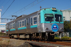 荒川踏切付近の小さな鉄橋上を通過する岳南電車7000形(7001・富士山の日HM付き)
