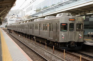 熱海駅1番線に停車している伊豆急行8000系(TA-7編成)