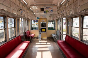 岳南7001号の車内