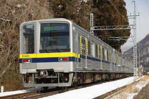 単線区間を走る20000系20430型(21431編成)