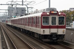 若江岩田駅手前の直線高架を走る近鉄8600系(X58編成/8608編成)