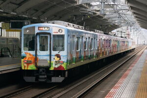 1026系(VH29/1029編成・ならしかトレイン)。シカのイラストが車体に散りばめられている