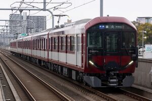 近鉄8A系(8A09編成/8A109編成)。未来的な前面に、近鉄伝統のマルーンを塗った特徴的なデザイン