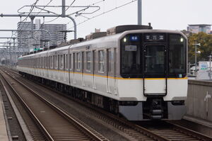 近鉄5820系(DH21編成/5821編成)。行先表示器がフルカラーLEDに換装されており、文字が白い