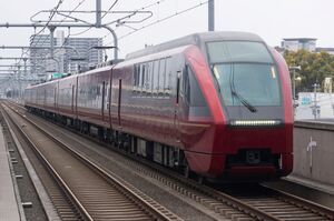 近鉄80000系(HV51編成/80151編成)。前面窓が大きい赤い車体の8両編成の特急列車。