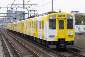 近鉄1026系(VH28編成/1028編成・Dialogue Train)。黄色と白をメインに据えたデザインのフルラッピング車