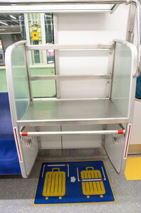 東京モノレール10000形のドア横大型荷物置き場