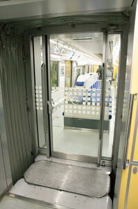 東京モノレール10000形の車内貫通扉