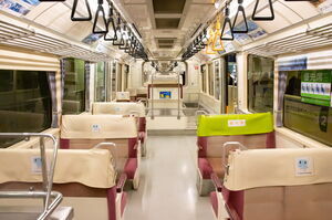 東京モノレール1000形の車内全景