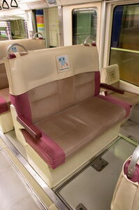 東京モノレール1000形の座席(クロスシート部)