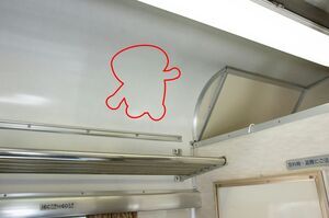 ステッカー跡を赤線で強調した様子