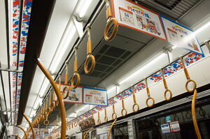 323系万博ラッピング編成の車内天井付近