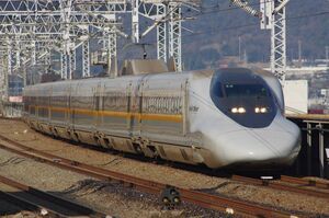 長い待避線を走り福山駅に入線する700系7000番台(E4編成)