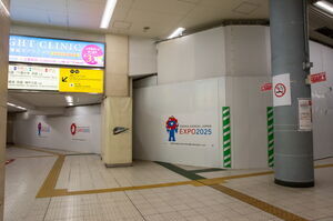 奈良線ホームへの連絡通路付近
