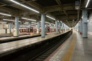 3番線が無くなった上本町駅のホーム全景