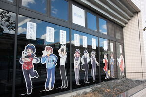 鉄道むすめのキャラクターが張り付けられた窓
