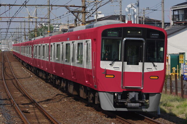 ウソ電(実在しない鉄道車両の合成写真。泉北9300系の京急カラー)