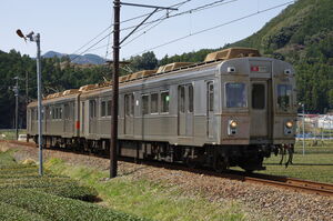 抜里踏切付近の茶畑の中を走る7200系(7204+7305)