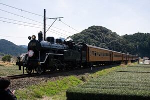 C10形が牽引するＳＬかわね路号