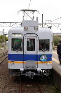銚子駅に停車している銚子電鉄22000形(22005編成)の前面。ヘッドマーク付きで、車体色は白地に青とオレンジの南海時代の塗色。