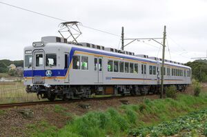 キャベツ畑の中を走る22000形(22005編成)