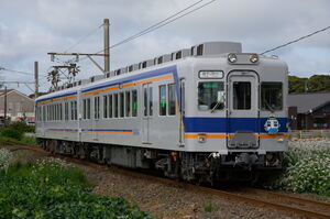 犬吠駅をバックに走行する22000形(22005編成)