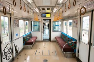 クハ22005の車両連結部付近の車内