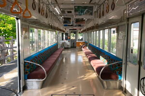 クハ22005の車内全景