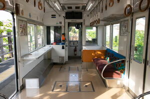 クハ22005の乗務員室直後の車内